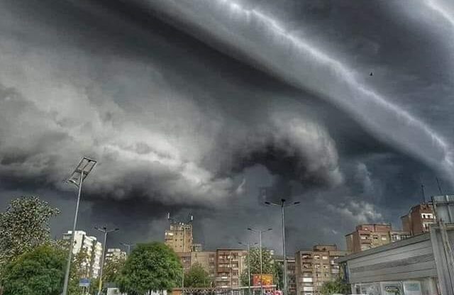 După caniculă, vremea se schimbă brusc. Meteorologul Elena Mateescu avertizează: ”Ziua de azi va mai aduce fenomene specifice de instabilitate”