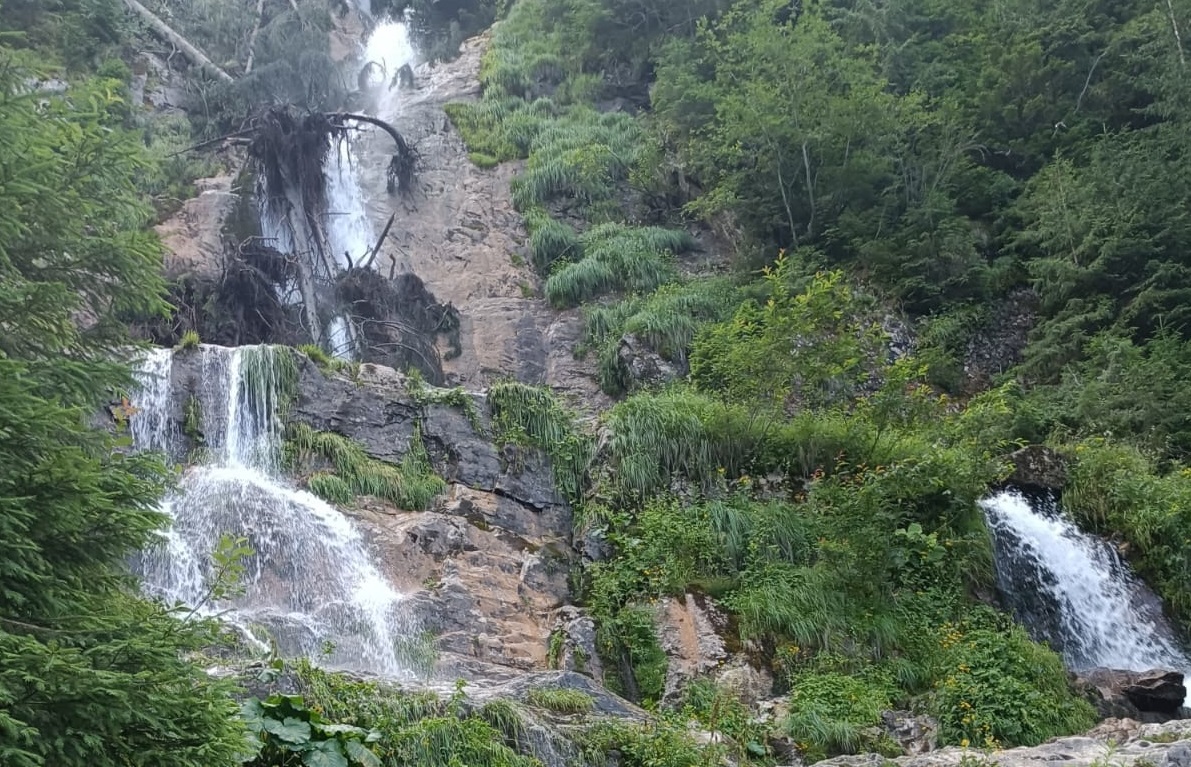 Locul de poveste din România care te lasă fără cuvinte. Este ireal de frumos, mii de turiști îl vizitează