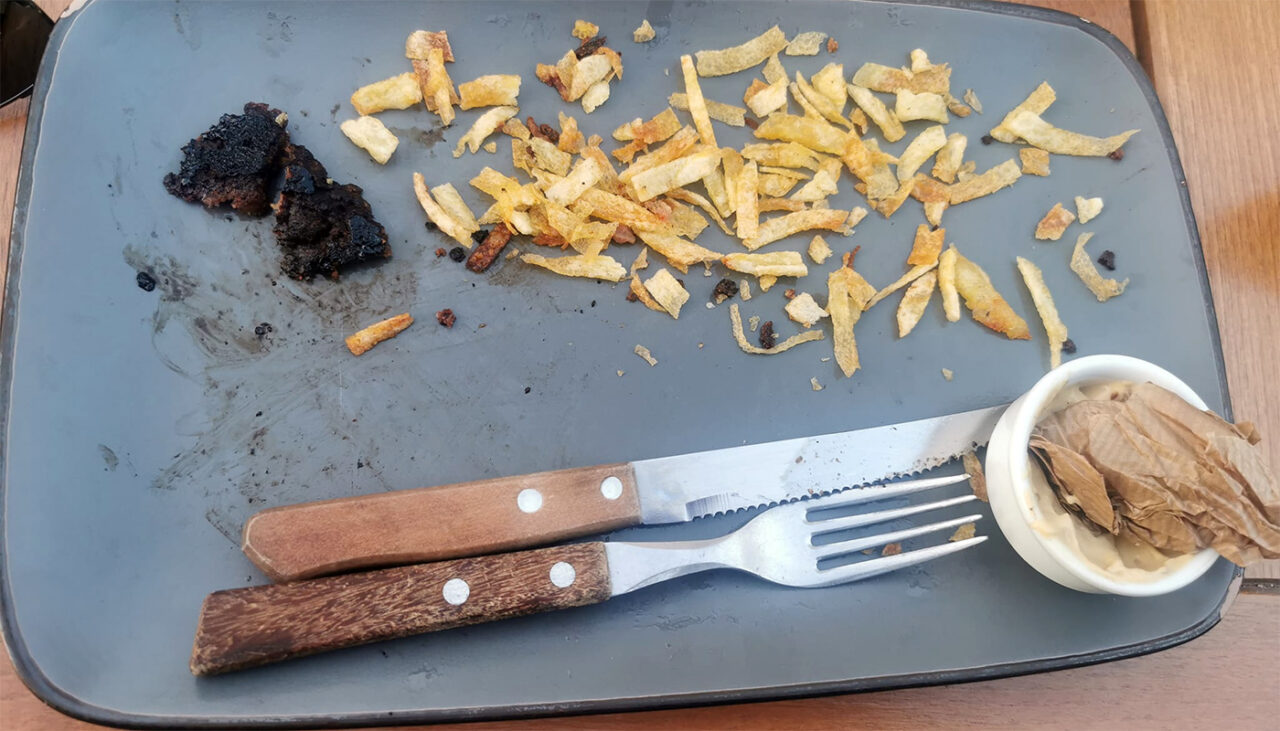 „Timp de așteptare 80 MINUTE! Nota de plată 175 ron!” Așa arată o porție de mici cu cartofi prăjiți, într-un restaurant din Constanța