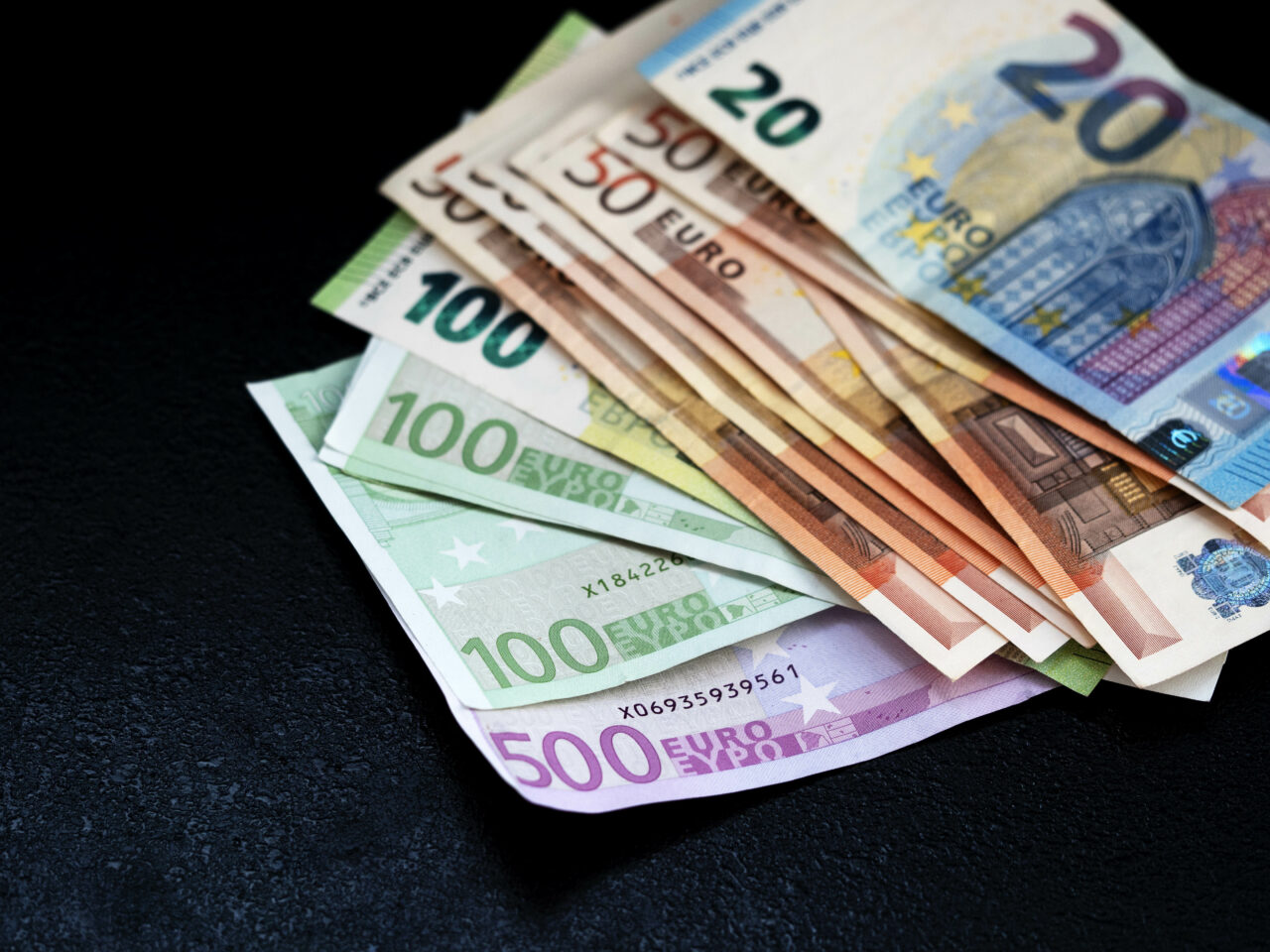 EURO se schimbă la față. Ferestrele și podurile, din designul bancnotelor, ar putea fi înlocuite cu păsări și râuri.