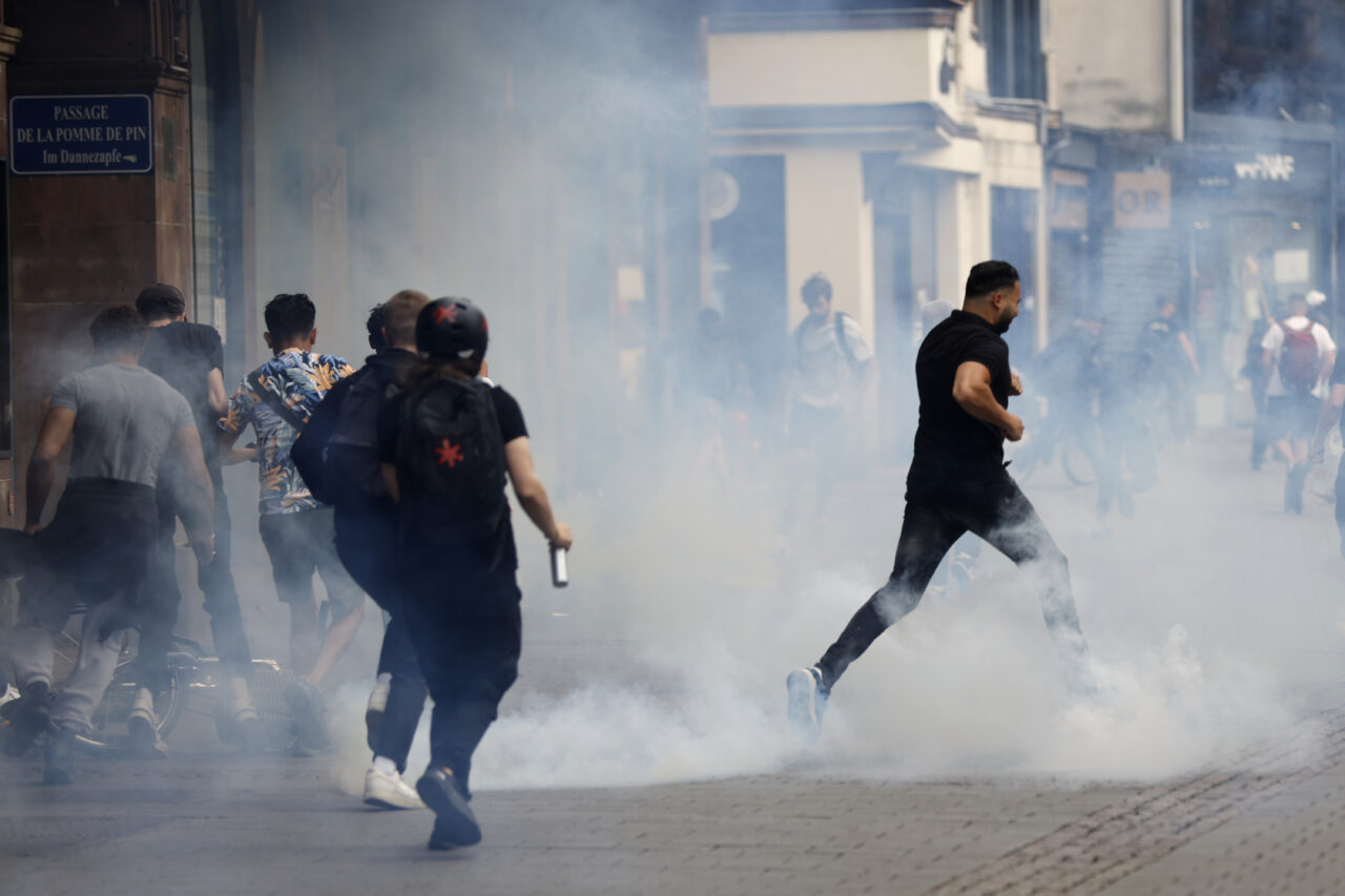 Violențele din Franța se calmează. Macron cere prezență masivă a poliției pe teren