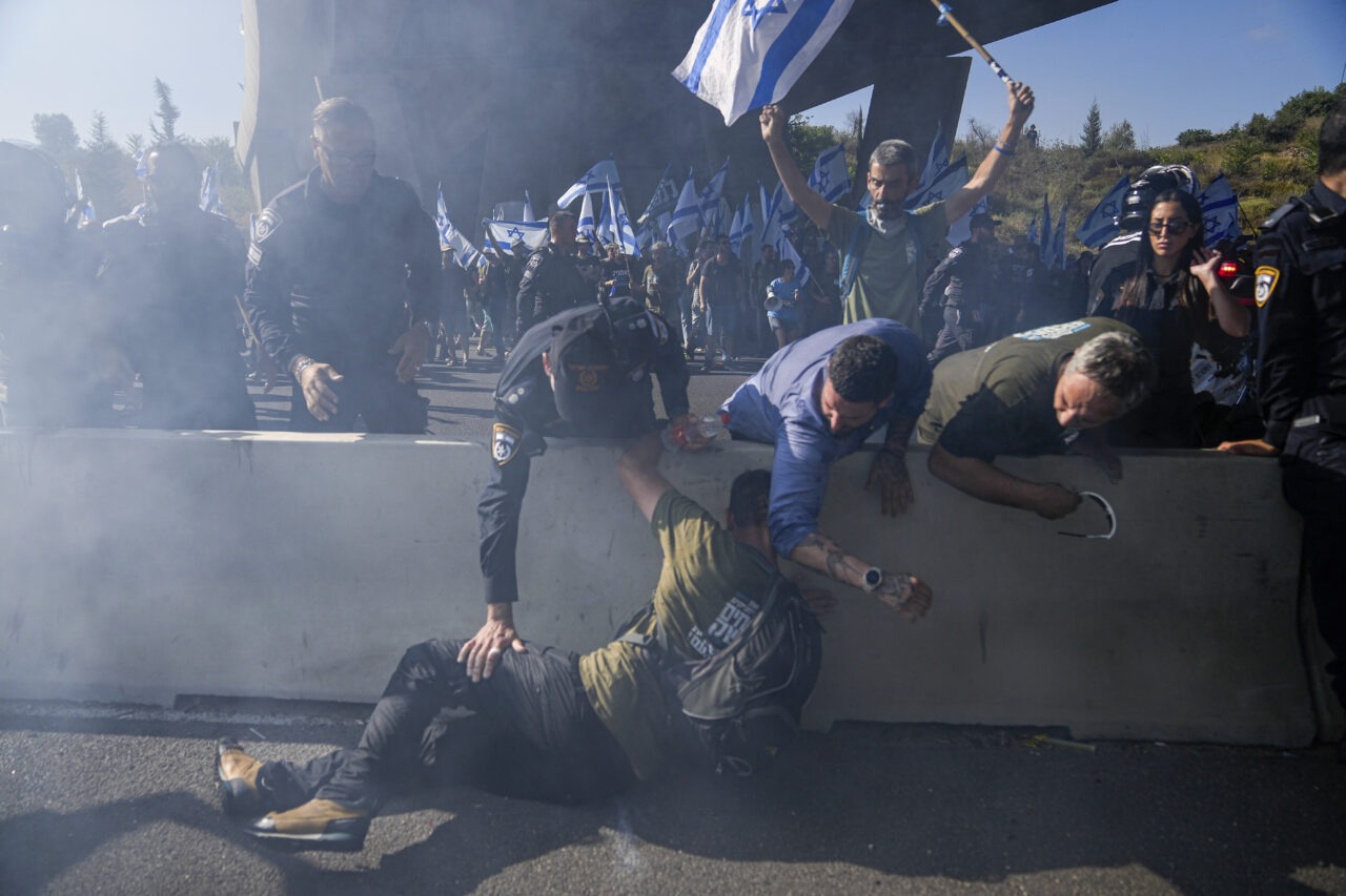 Reforma judiciară a lui Netanyahu scoate, din nou, oamenii în stradă. 66 protestatari sunt arestați