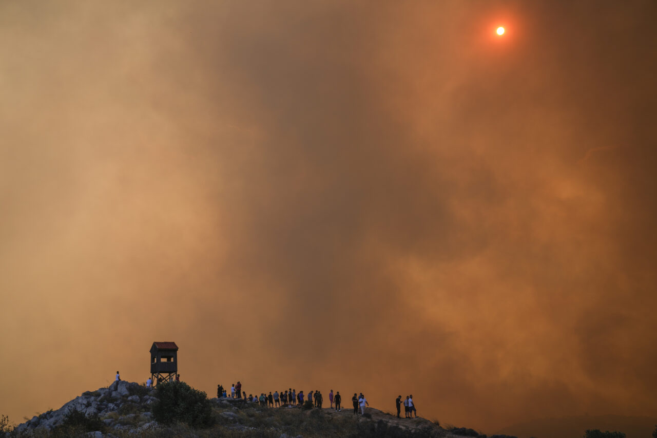 Ard insulele Greciei. 64 incendii au izbucnit în Rodos, Corfu și Evia