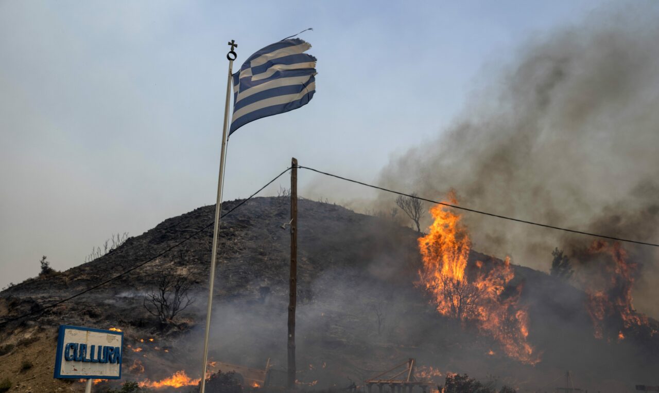 Insula Rodos, în continuare afectată de incendii. MAE informează că toți cetățenii români care au solicitat asistență sunt în afara oricărui pericol