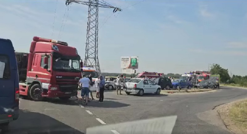 Șase persoane, RĂNITE într-un accident produs în Dâmbovița. Patru autoturisme și au camion s-au ciocnit într-o intersecție