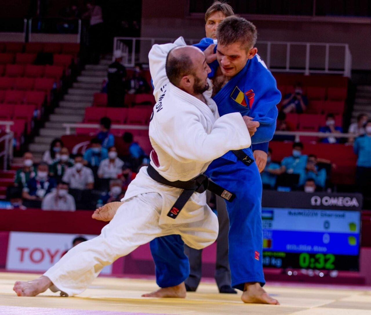 Alex Bologa nu vede de la șase ani, dar câștigă medalii la JUDO, merge în drumeții și patinează