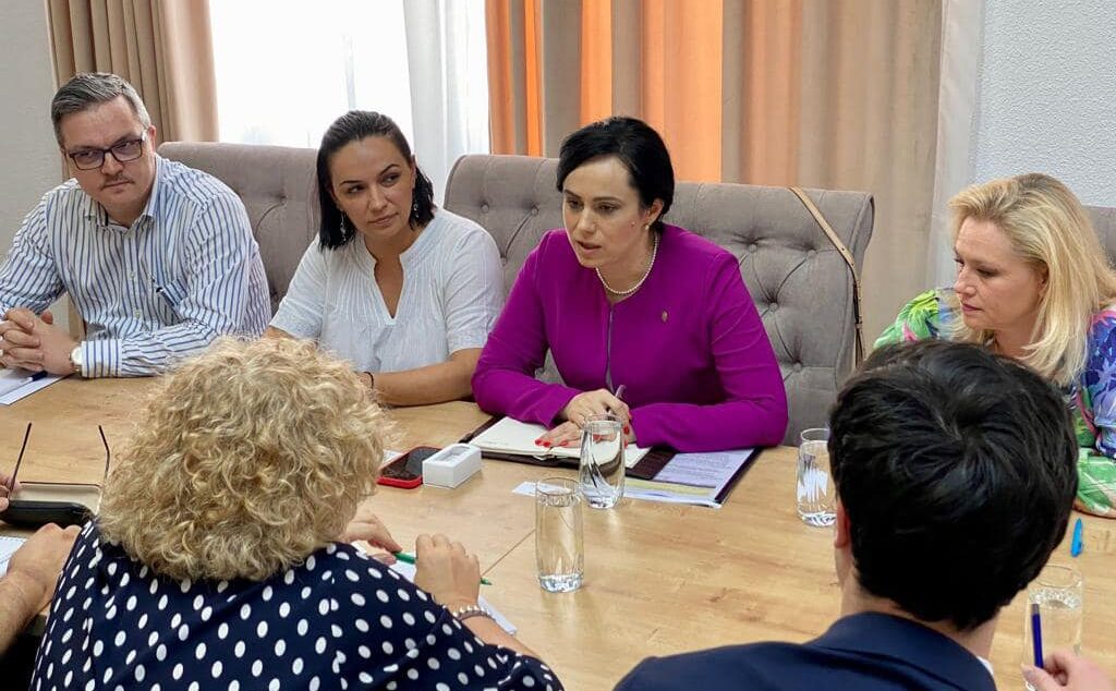 Ministrul Muncii, Simona Bucura Oprescu, negociază legile pensiilor și a salarizării cu Banca Mondială. Legile sunt jaloane în PNRR