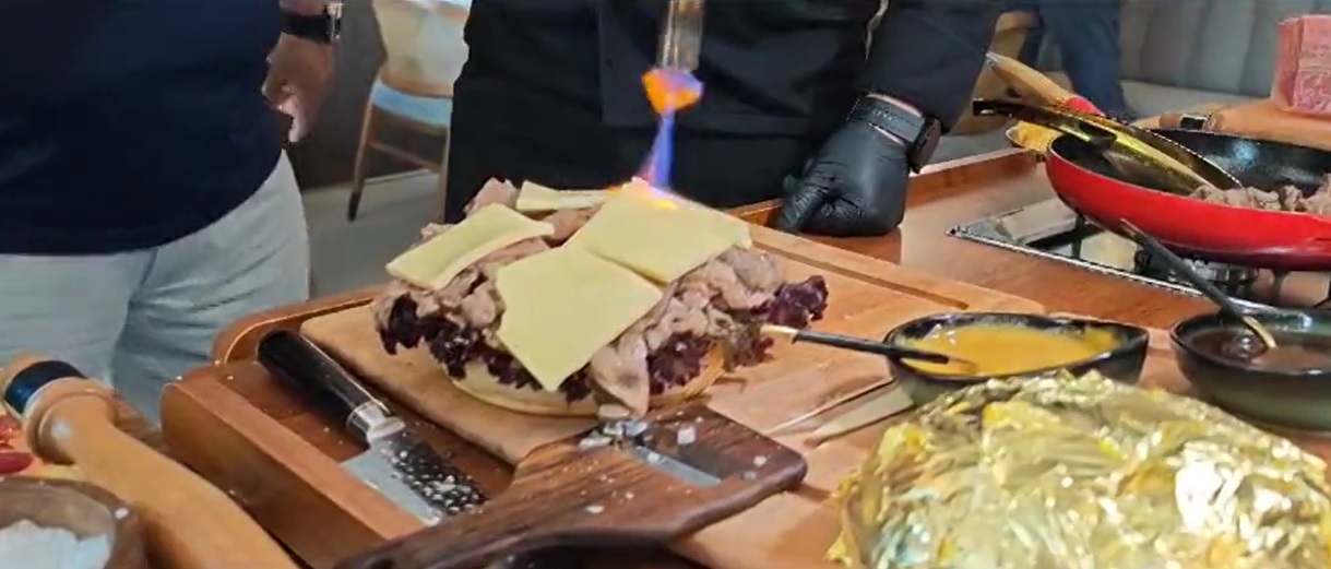 Cel mai scump burger din lume, prezentat la Cluj. Cum arată, ce ingrediente conține și cine a primit cadou primul burger de 6200 de euro – FOTO