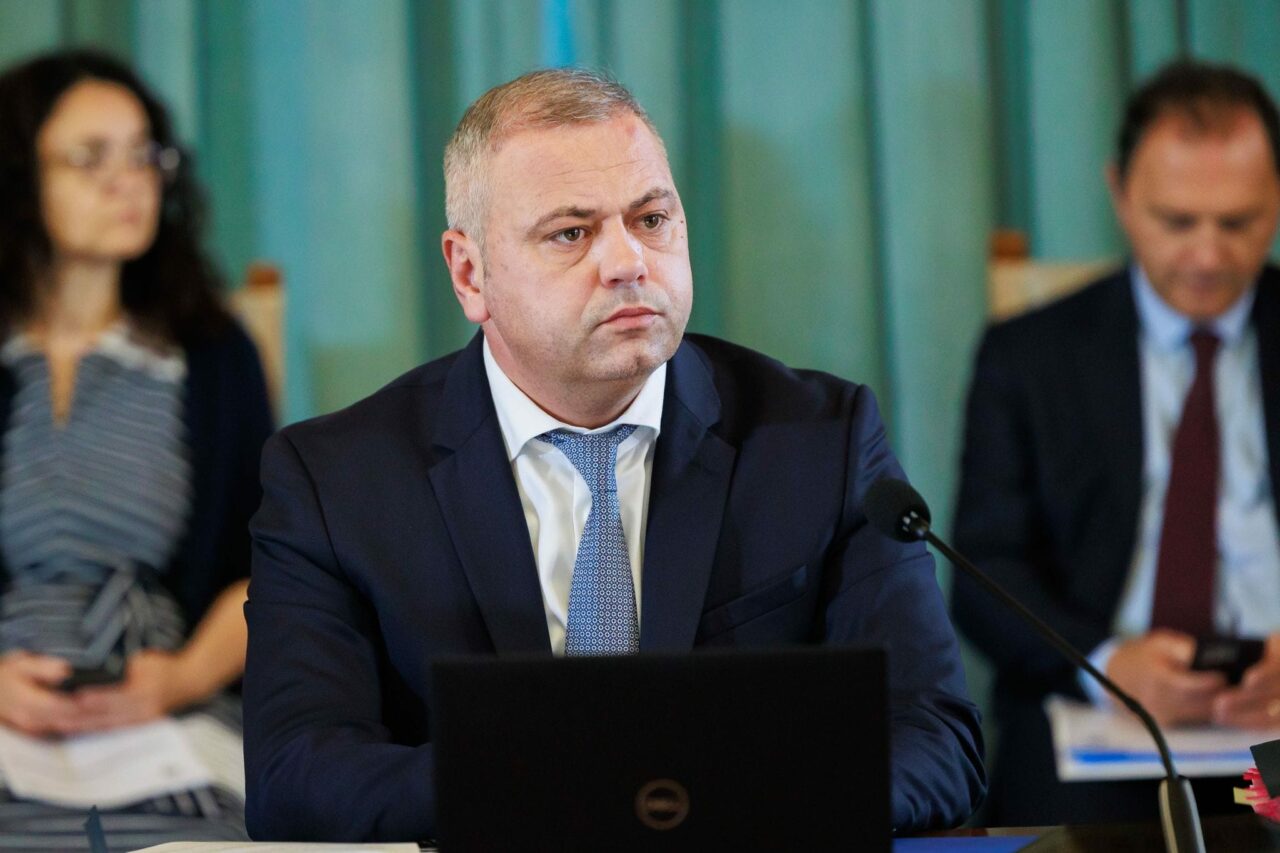 Ministrul Agriculturii, Florin Barbu, semnează un document, la Varșovia, pentru menținerea interdicției importurilor pentru cerealele din Ucraina