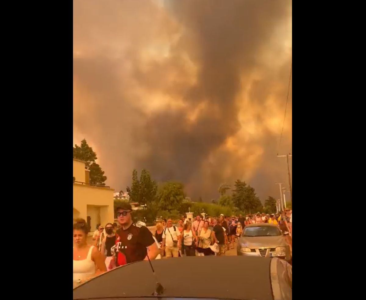 VIDEO| Imagini apocaliptice pe insula Rodos din Grecia. Turiștii români sunt evacuați din hoteluri: „Ne temem! Se ia curentul și apa!”