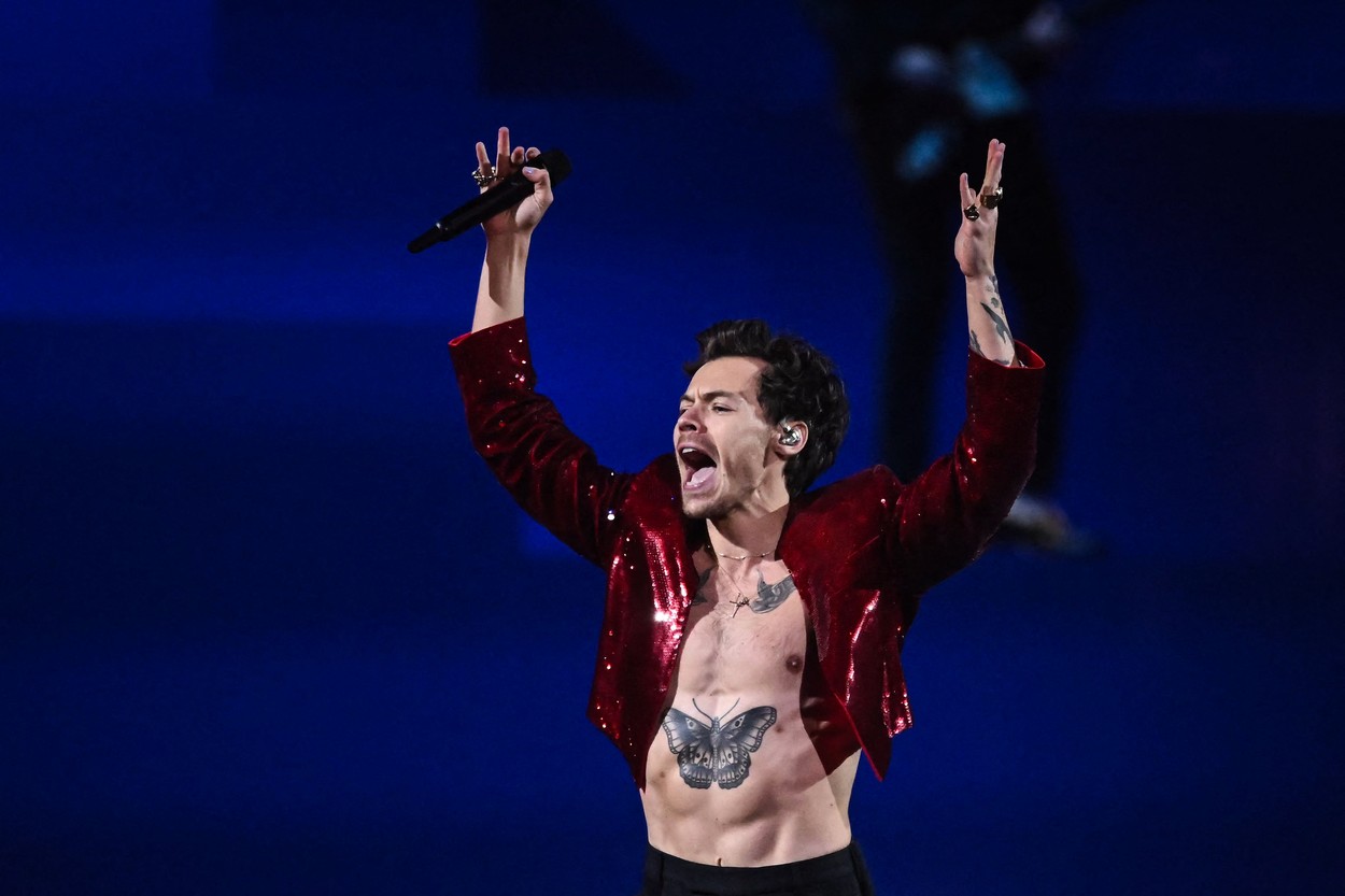 Cântăreţul britanic Harry Styles a fost lovit în faţă cu un obiect aruncat din public în timpul unui concert pe care l-a susţinut la Viena