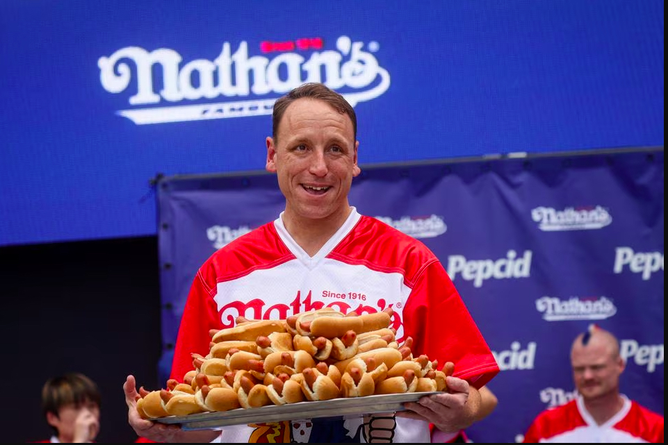 Cine este bărbatul care de 16 ani mănâncă, pe 4 iulie, peste 60 de hotdogi în 10 minute