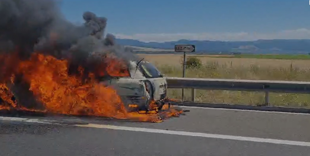 Ultima oră! Mașină în flăcări pe autostrada între Orăștie și Cugir -VIDEO