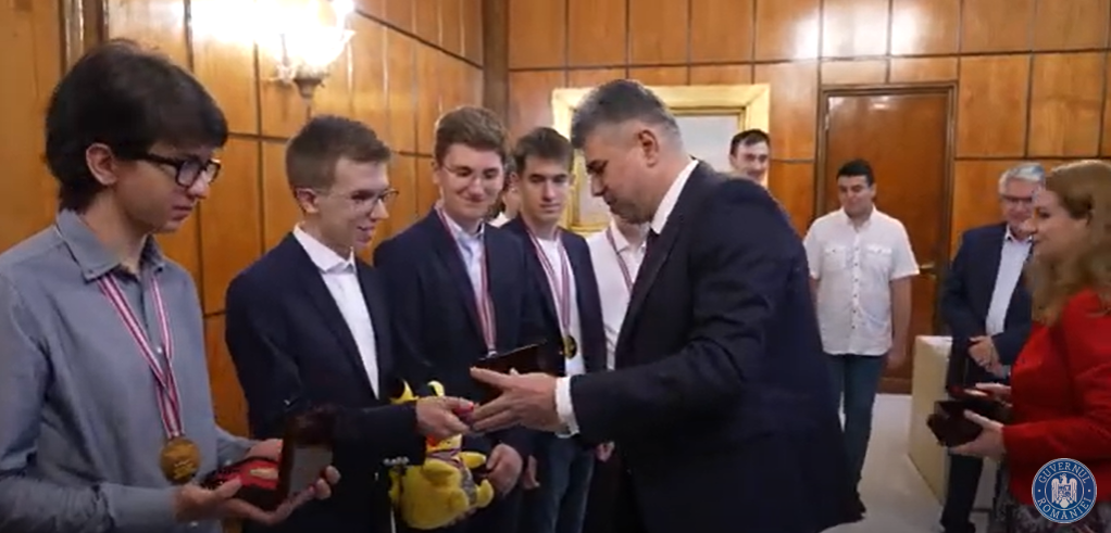 VIDEO| Premierul Ciolacu, gazda olimpicilor internaționali la matematică și fizică. „Vă încurajez să vă urmați visul și să nu uitați că România”