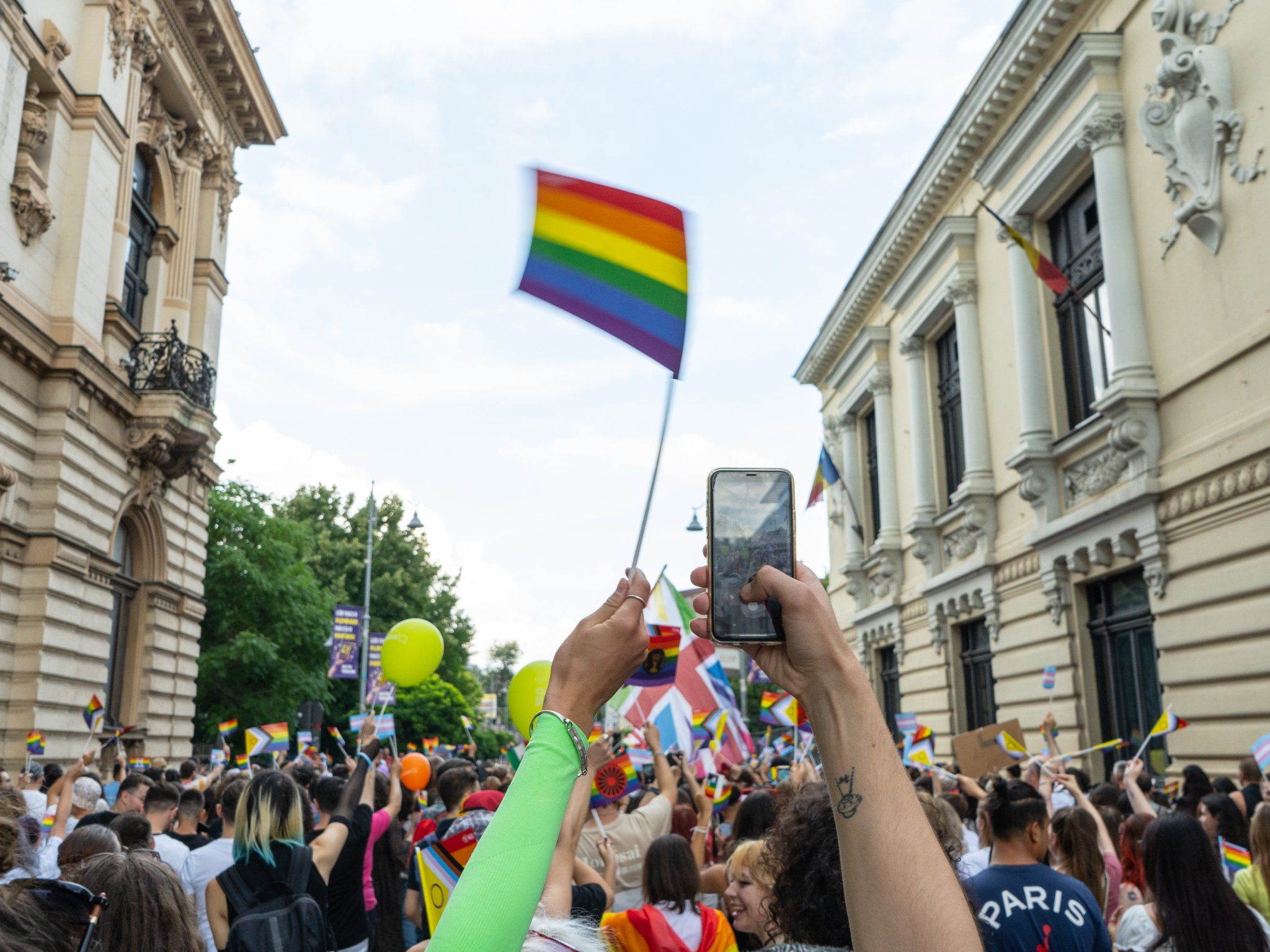 Două evenimente contrastante în București: Marșul Normalității și Bucharest PRIDE