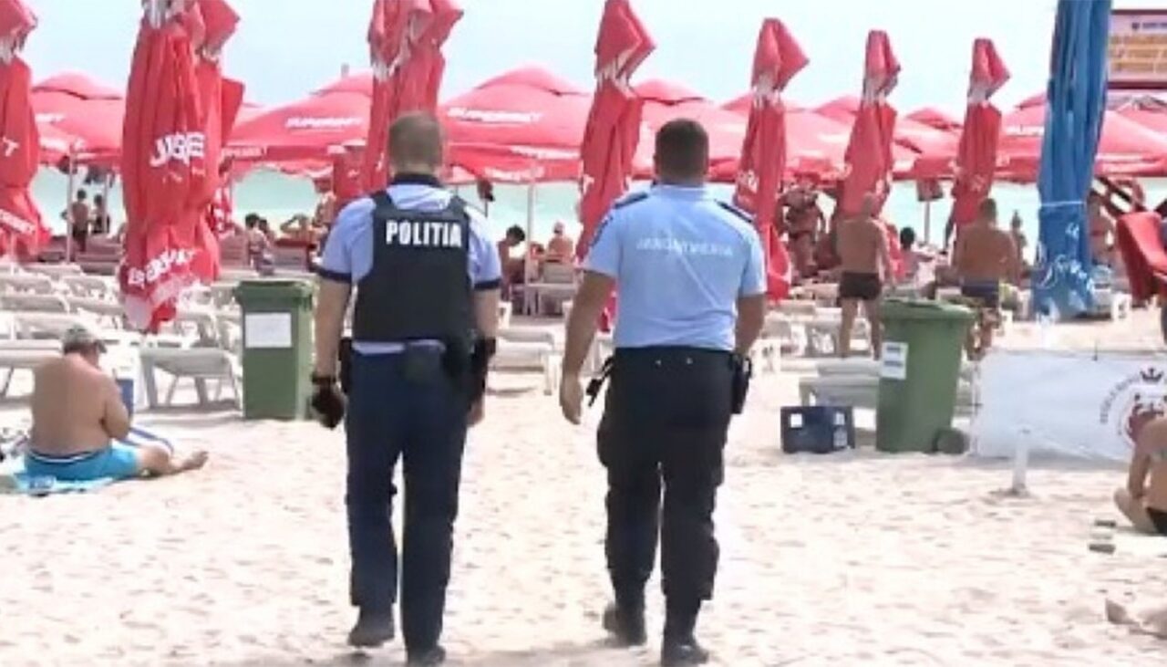 AMENDĂ de 500 de euro, de la 1 iulie, pentru turiștii care se plimbă în costum de baie, pe stradă, în această stațiune
