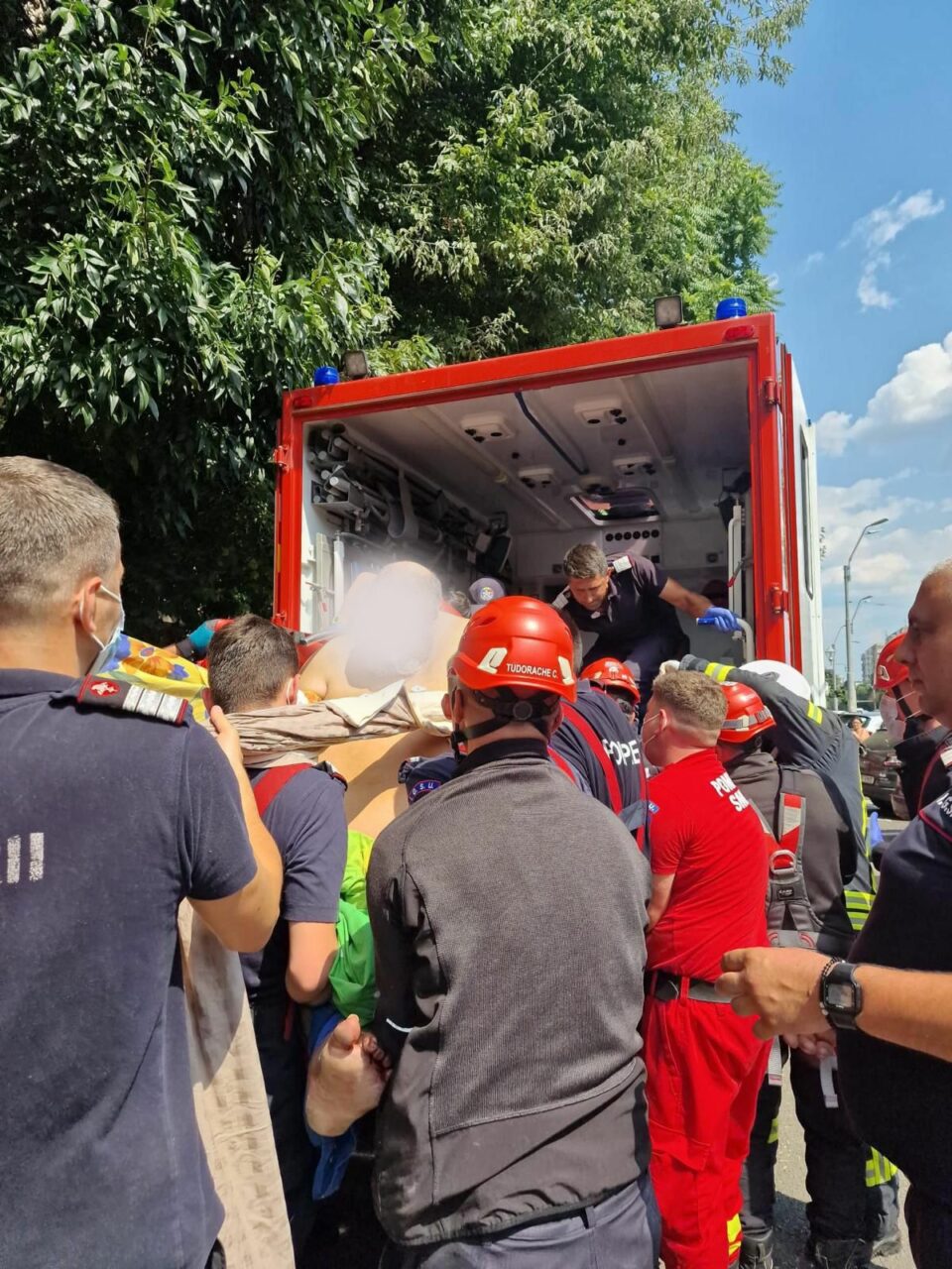 Un bărbat diagnosticat cu obezitate morbidă, de aproximativ 400 kg a fost salvat de peste 20 de salvatori pompieri, paramedici, medici și asistenți