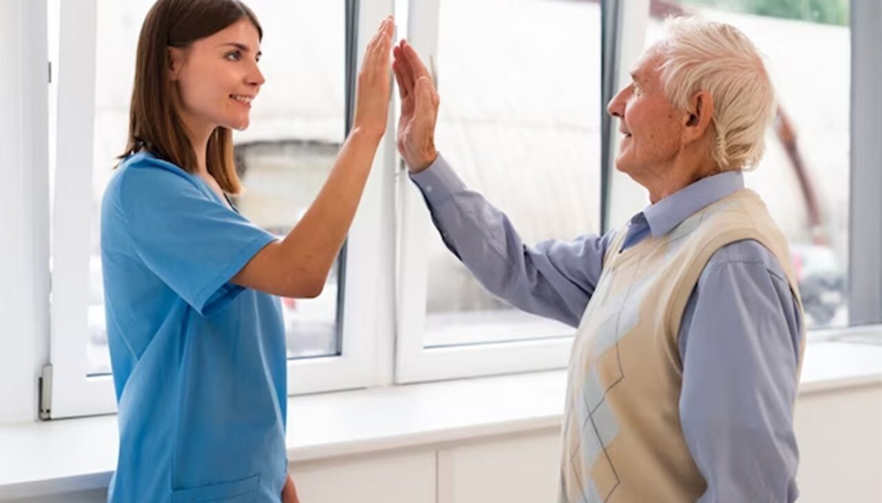 Ce a pățit un pensionar de 89 de ani din ITALIA, după ce a angajat o badantă româncă de 29 de ani. Ce i-a făcut bătrânului