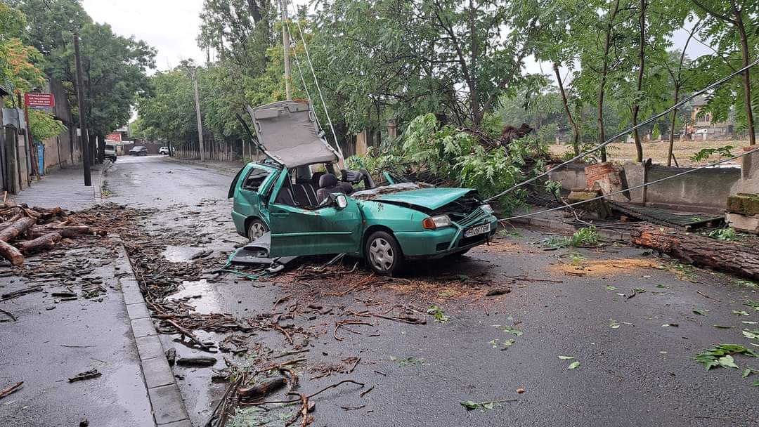 FOTO La un pas de tragedie în timpul furtunii din Capitală. O mașina aflată în trafic, strivită de un copac căzut. Șoferul, dus direct la spital