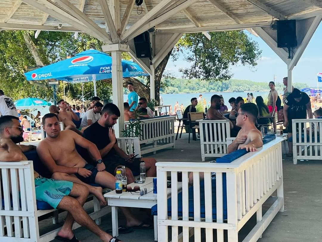 VIDEO | Litoralul „oltenesc” de pe malul Dunării. Plajele de la Calafat atrag turiștii