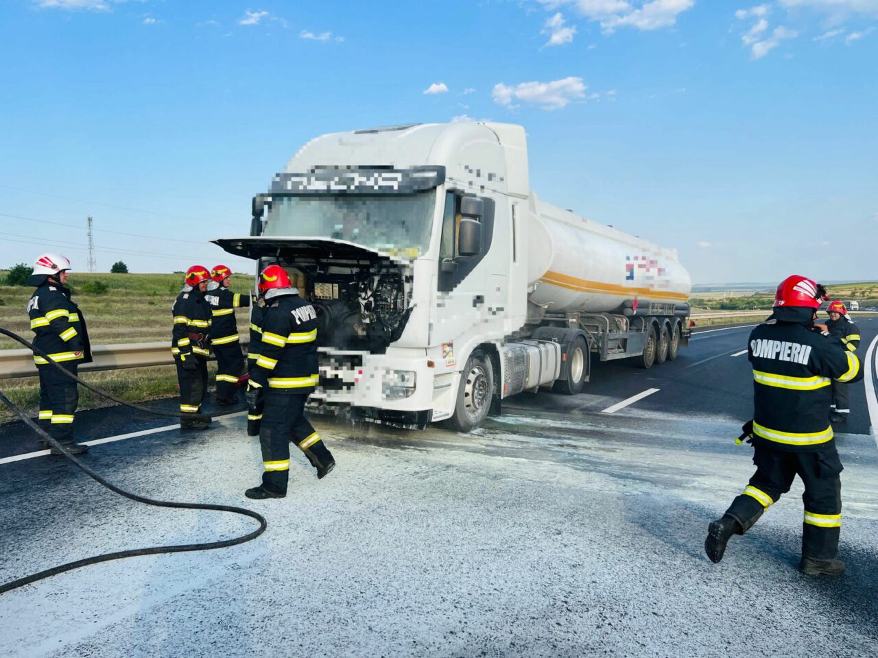 O cisternă a luat foc în Giurgiu. Încărcătura era un produs foarte inflamabil. Impact urmat de incendiu și în Ialomița, între două camioane