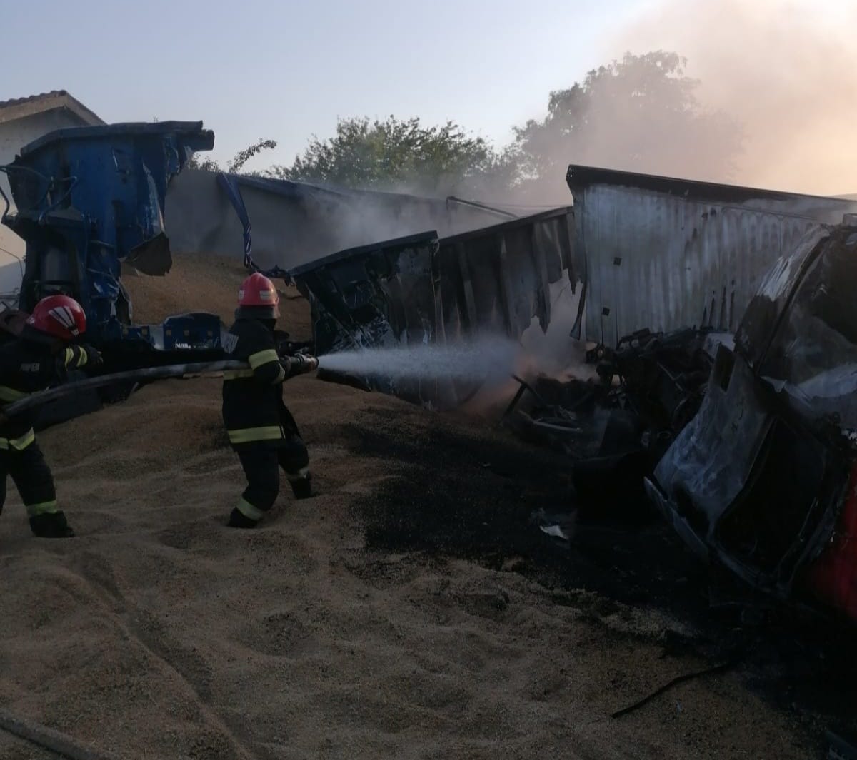 Update: Doi oameni răniți grav în incendiul care a cuprins cele două camioane din Ialomița