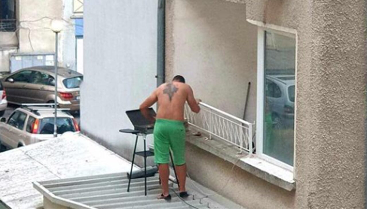Nu e o glumă! Turiști moldoveni, prinși făcând GRĂTARUL în balconul unei camere de hotel din Thassos