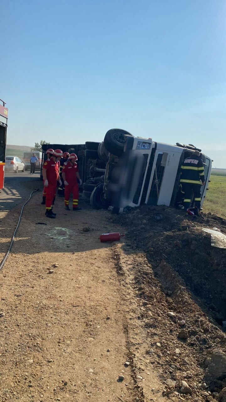 Accident grav în Teleorman: Un camion încărcat cu cereale s-a răsturnat. Șoferul a fost preluat de elicopterul SMURD