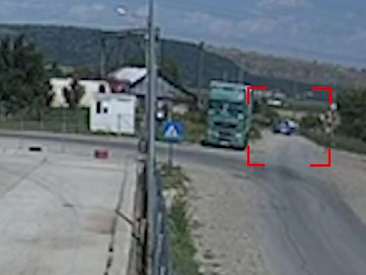 „I-a murit motorul pe calea ferată”. GREȘEALA făcută de o mămică însărcinată la volan a dus la un accident cumplit calea pe calea ferată din Bacău