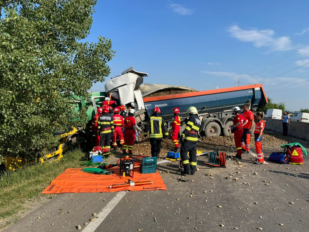 Tragedie pe DN1. A murit strivit între autocamioane după ce a coborât să repare o pană