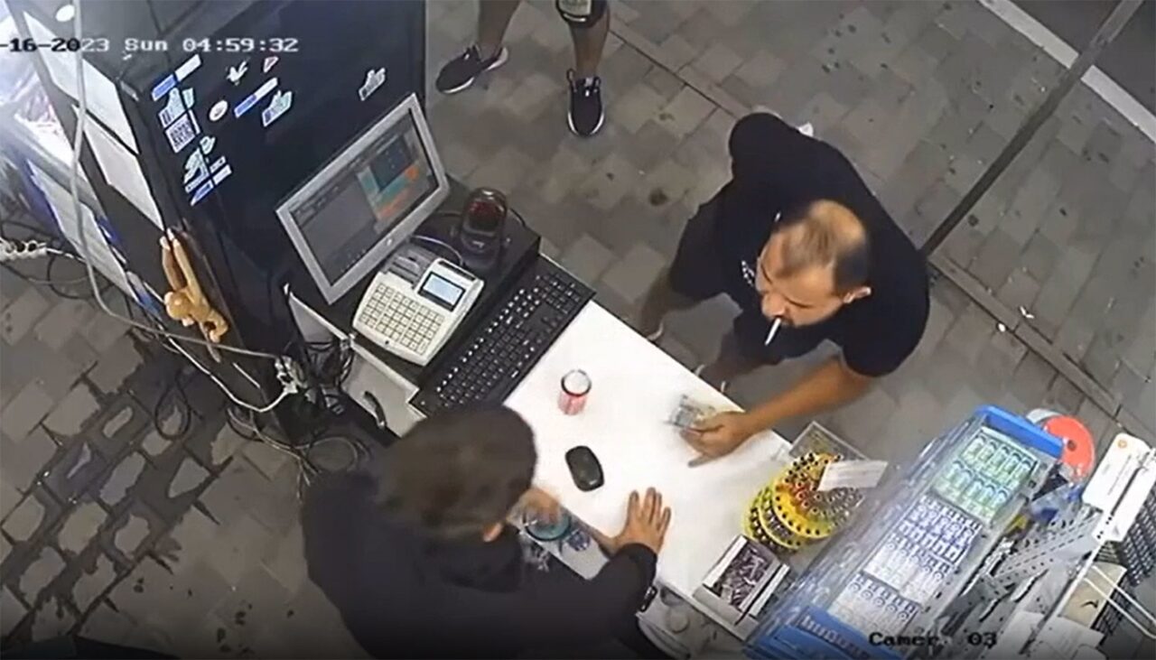 Ce e „schema milionul” | Cum a păcălit-o acest turist pe vânzătoarea unui magazin din stațiunea Costinești