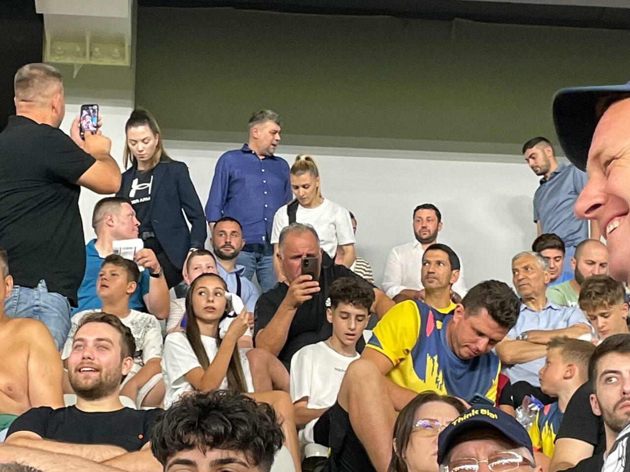 VIDEO | Premierul Marcel Ciolacu, prezent la meciul dintre FCSB și Dinamo. Șeful Guvernului nu a optat pentru un loc VIP
