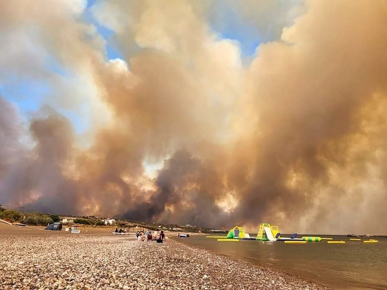Din cauza incendiilor masive din insula Rodos, turiștii români cazați în zona de sud vor fi relocați în zona de nord