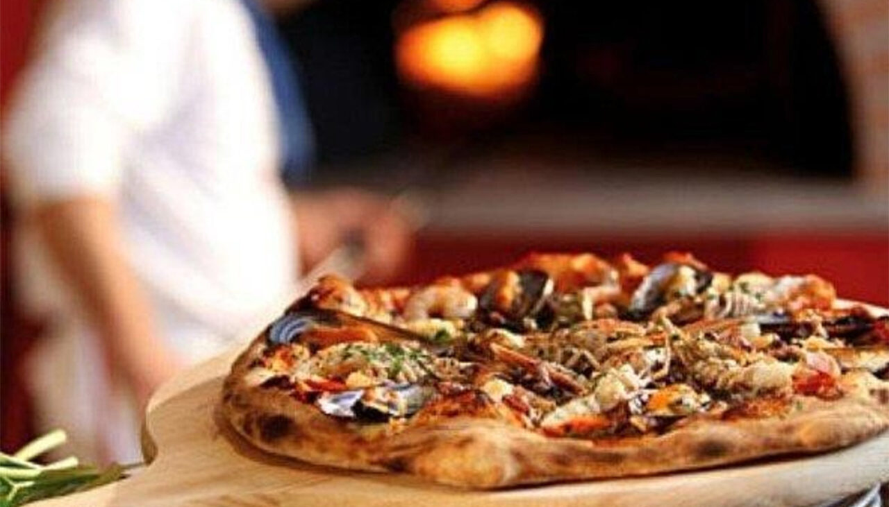 Gestul ȘOCANT pe care l-au făcut doi tineri din Buzău care au comandat pizza. Livratorul a sunat imediat la poliție
