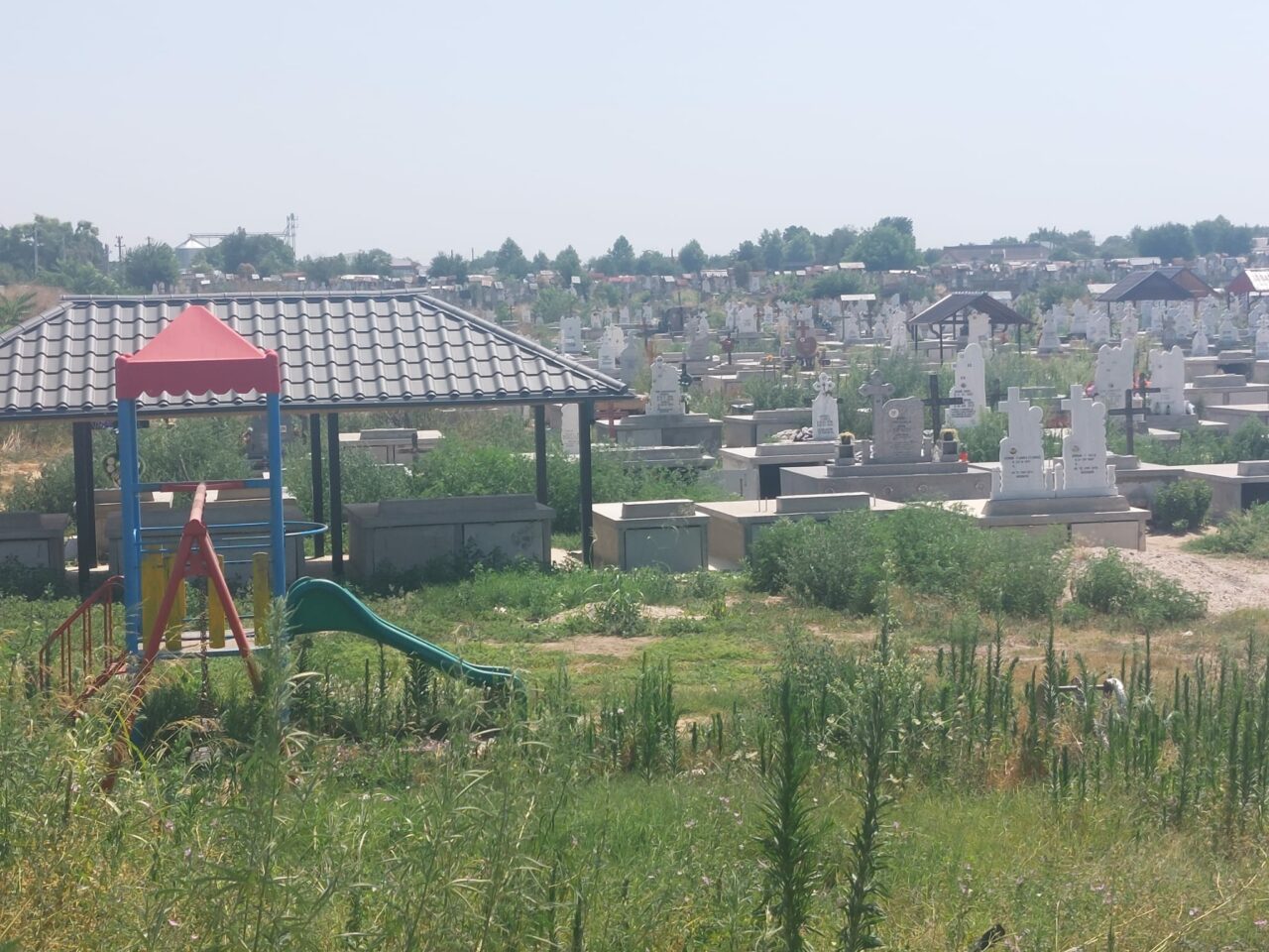 Loc de joacă în CIMITIR. În ce localitate celebră din România se întâmplă și care este explicația