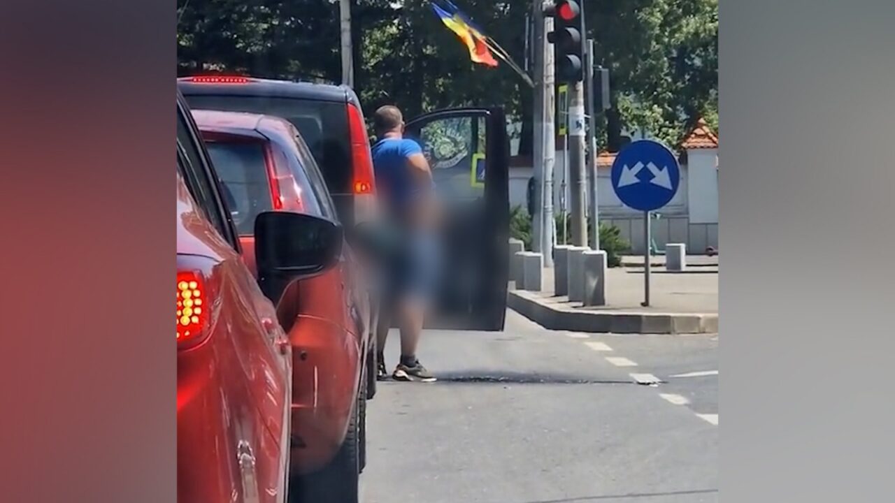 VIDEO. Imagini REVOLTĂTOARE. Bărbat surprins în timp ce își face nevoile în plină zi, la un semafor din zona Palatului Cotroceni