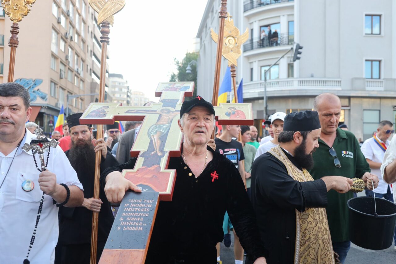 FOTO. Gigi Becali a ieșit cu preoții pe Calea Victoriei, să sfințească traseul după parada LGBT: „Noi facem marș de iertare a lor”