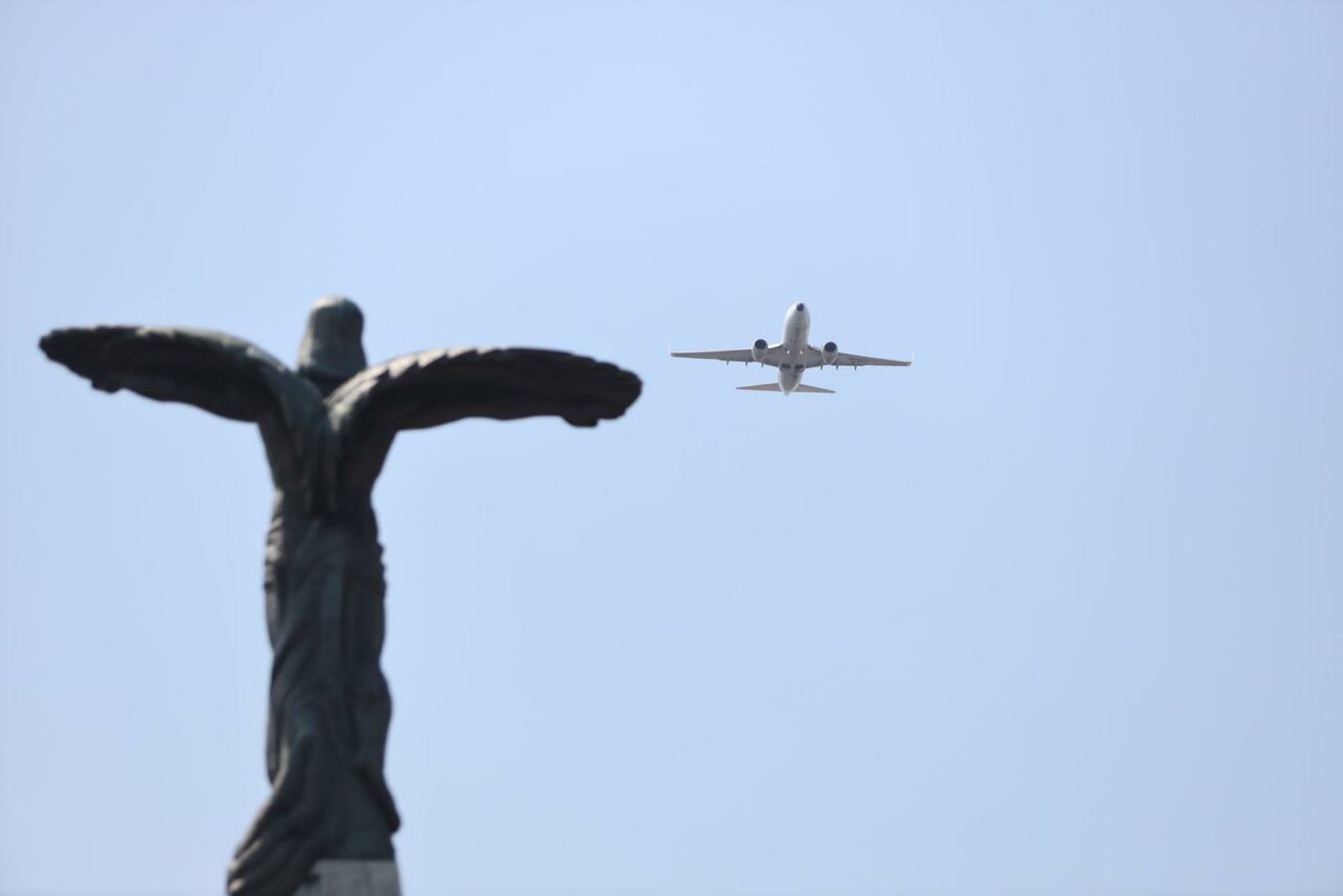 Tu știi de ce unele avioane zboară în CERC înainte de aterizare? Puțini s-au gândit la această explicație