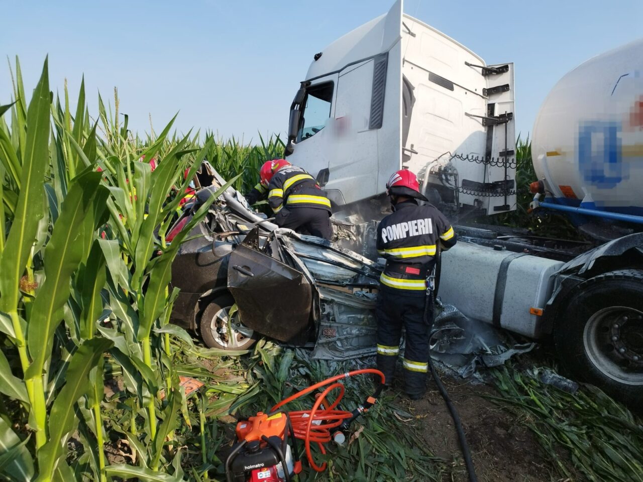 FOTO: Accident cumplit pe „Drumul morții”. Încă un om și-a pierdut viața pe E85 după coliziunea dintre un autoturism și o cisternă