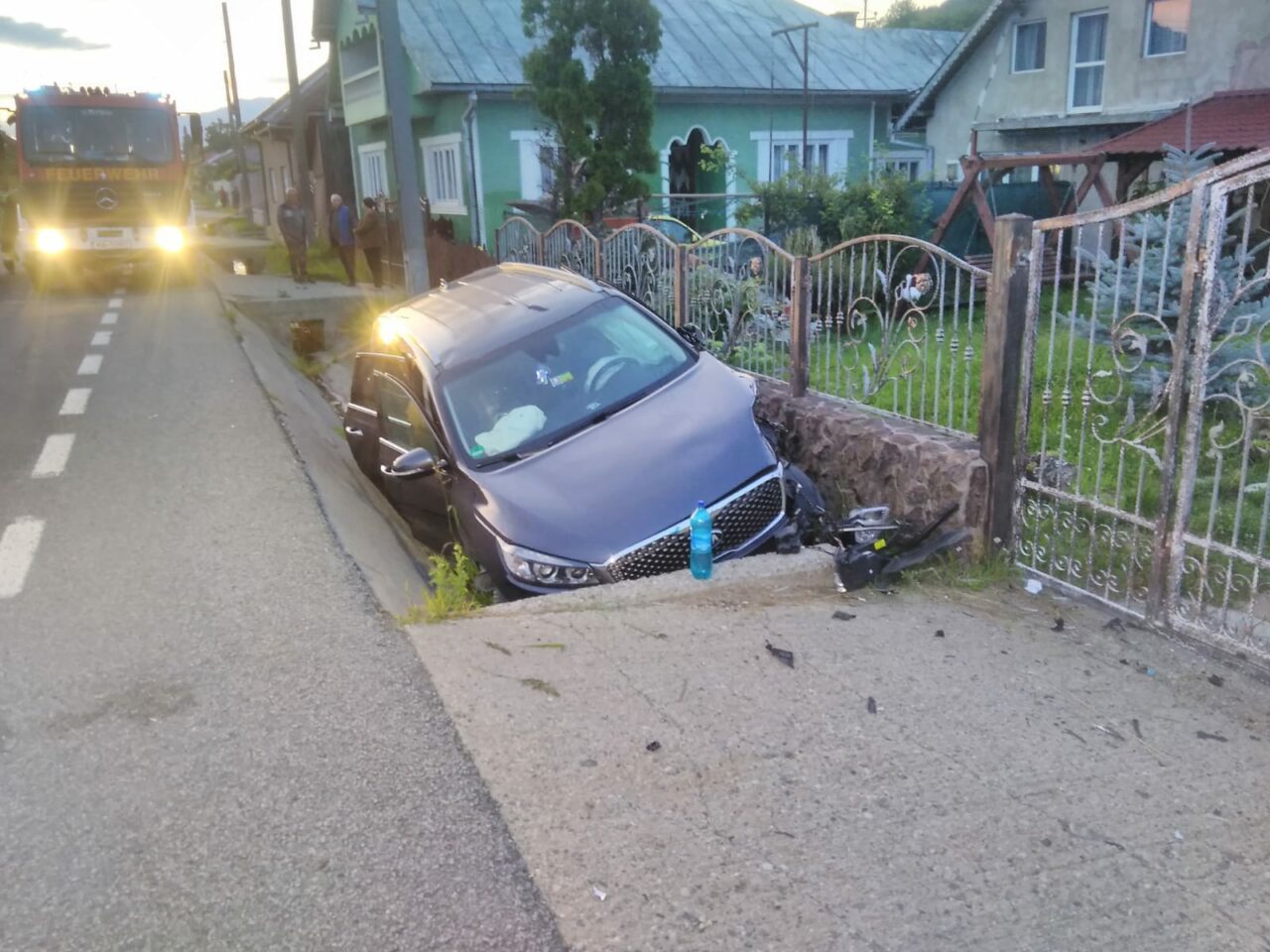 GALERIE FOTO. Grav accident de circulație în Bistrița. Doi copii și un adult au ajuns de urgență la spital