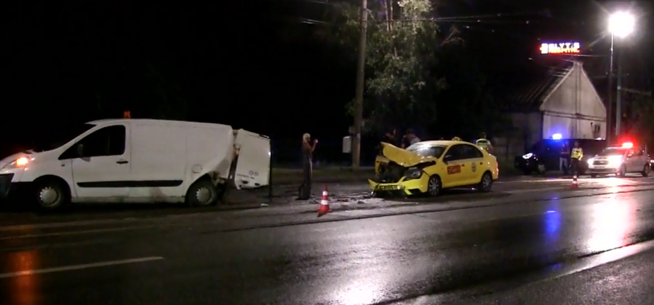 „Dacă eram înăuntru, nu mai scăpam”. Șase oameni, la un pas de MOARTE. Un taximetrist beat a intrat într-o mașină a Companiei de Transport Public Iași