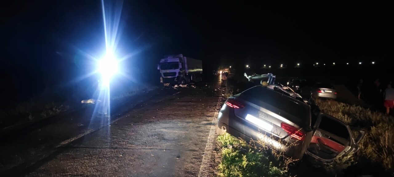 FOTO: Accident fatal în Buzău. Tatăl și fiica de 16 ani, morți după ce au intrat cu mașina într-un camion / Soția șoferului, transportată la spital