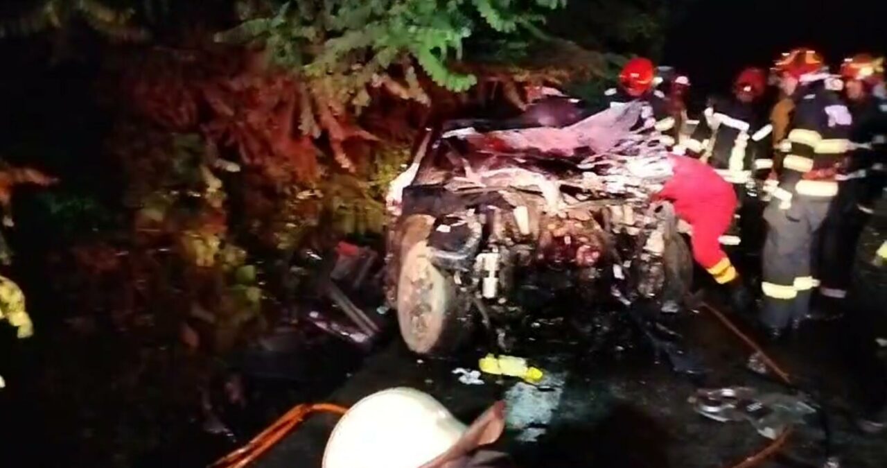 VIDEO | Accident cu patru morți în județul Vâlcea. Au fost implicate o mașină, un microbuz cu pasageri și un camion