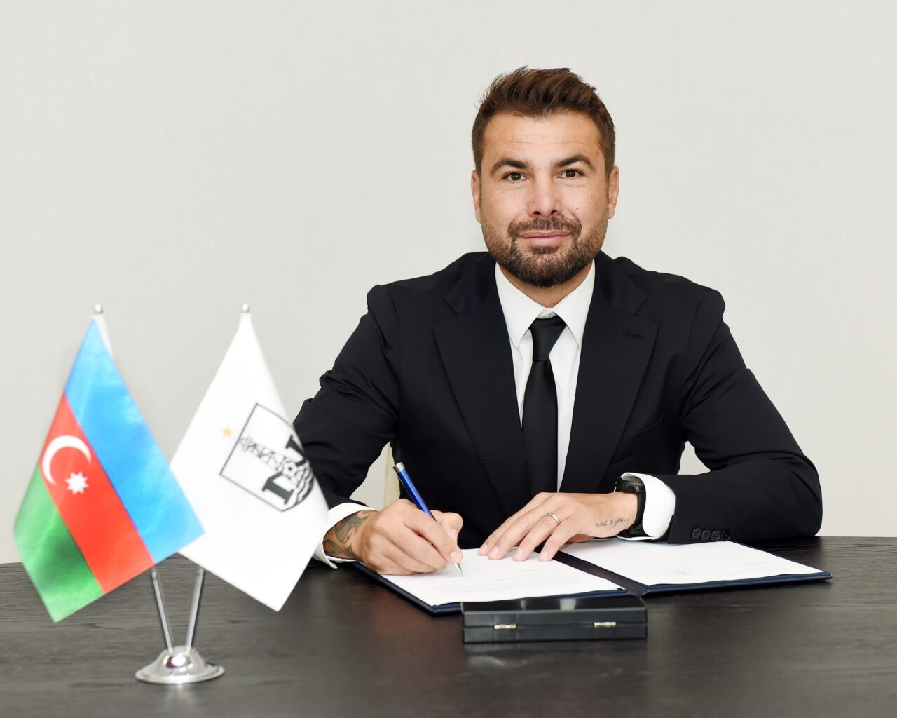 Mutu, prezentat deja la Neftci Baku! „Fanii sunt cunoscuţi în Europa pentru loialitate”. Primele declarații ale tehnicianului român