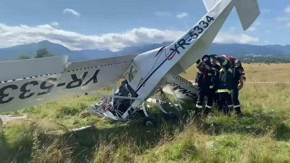 Pilotul care s-a înfipt în pământ la Râșnov, era un profesionist. A încercat să facă o demonstrație pentru prietenul lui. Cât a durat zborul