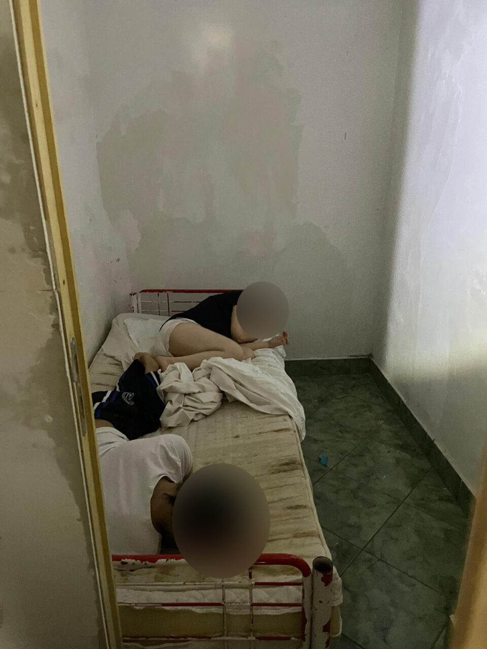 „Azilul groazei” din Mureș. Trei persoane, printre care şi patronul, au fost REȚINUTE. Victimele, în stare avansată de degradare fizică