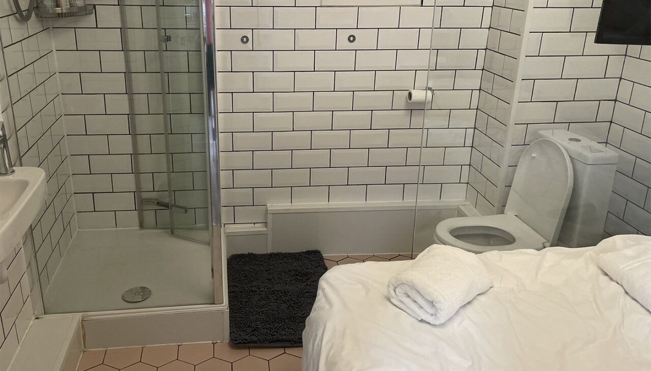 Un turist a închiriat o cazare în LONDRA, prin Airbnb. Când a ajuns, a avut șocul vieții: Camera era, de fapt, o toaletă!