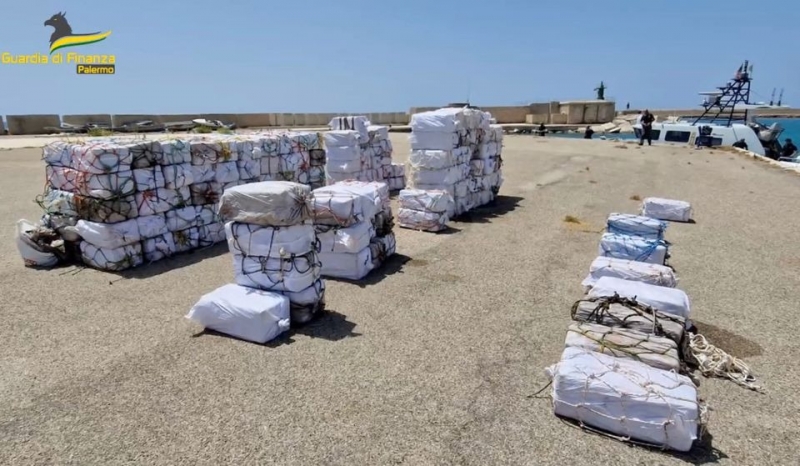 Cocaină în valoare de peste 850 de milioane de euro, capturată în Sicilia. Drogurile veneau din America de Sud