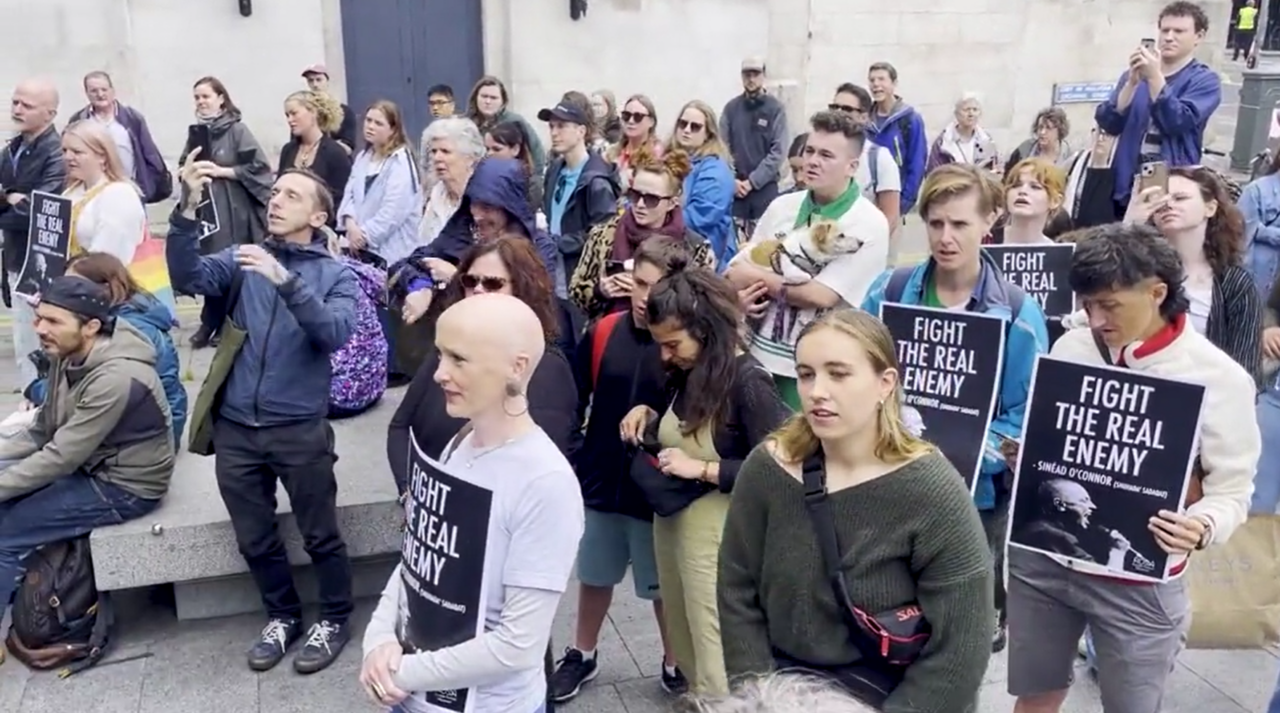 VIDEO | Omagiu adus cântăreței irlandeze Sinead O’Connor la Dublin. Fanii au cântat „Nothing Compares 2 U” în memoria regretatei artiste