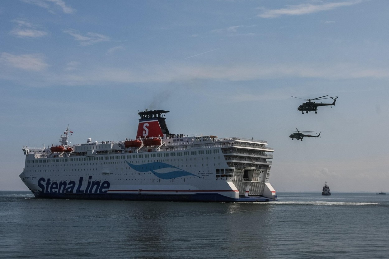 O mamă și fiul ei AU MURIT după ce au căzut de pe un feribot, în Marea Baltică. Femeia încerca să-și salveze copilul de la înec